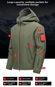 Detail der armygrünen Taktikjacke mit Multi-Reißverschlusstaschen und winddichtem Softshell