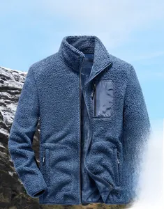 Détail d'une veste polaire Sherpa bleue avec col montant et poche poitrine contrastée
