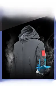 Detailansicht der grauen Tactical Softshell-Jacke mit Flaggen-Patch und Reißverschluss