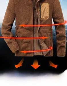 Détail de la veste en polaire teddy marron avec poche de poitrine et laine sherpa