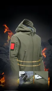 Detailansicht der militärgrünen taktischen Softshelljacke mit winddichtem Stoff und Kapuze