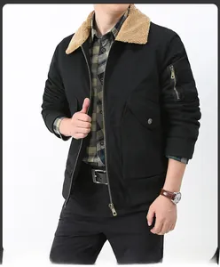 Détail du blouson aviateur noir en coton pour homme avec col en fourrure kaki et poches