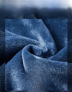 Gros plan du tissu polaire teddy bleu marine montrant une texture thermique dense