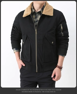 Détail d'un blouson d'aviateur noir pour homme avec col en polaire marron chaud