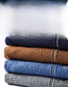 Détail de la texture épaisse en laine d'agneau en bleu marine, marron, bleu et gris