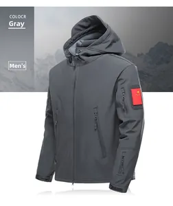 Detailansicht der grauen taktischen Softshelljacke mit Flaggenpatch und Taschen