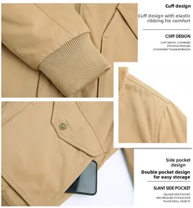 Détails d'une veste en coton kaki avec poignets côtelés, poches à pression et doublure polaire