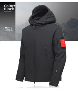 Details einer schwarzen taktischen Softshelljacke mit Flaggenaufnäher und Reißverschlusstaschen