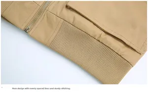 Détail d'une veste en coton kaki avec fermeture éclair en métal et ourlet côtelé