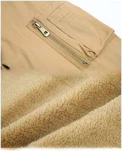 Détail de veste en coton kaki avec zip au bras et doublure en polaire chaude épaisse
