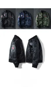 Vista dettagliata del bomber MA1 con design reversibile e distintivi ricamati