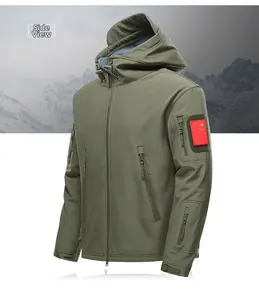 Detail der armygrünen taktischen Softshelljacke mit Armtaschen und Flaggenaufnäher