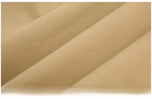 Gros plan sur le tissu en coton sergé kaki montrant le tissage fin et le toucher doux