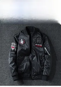 Dettaglio del bomber MA1 con ricamo New York Rocket e tasca con zip sulla manica