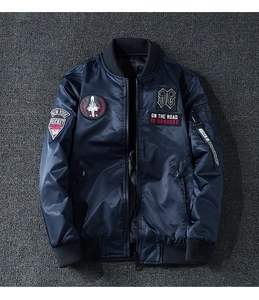 Dettaglio ravvicinato del bomber blu navy con toppe ricamate stile New York Rocket