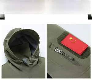 Detail der armygrünen Outdoor-Taktikjacke mit Kapuze und Ärmeltasche mit Klettverschluss