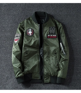 Dettaglio del bomber MA-1 verde militare con toppe ricamate e tasca utility sulla manica