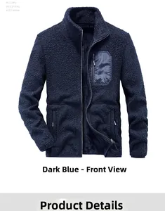 Détail d'une veste en polaire bleu marine avec poche poitrine et col montant haut