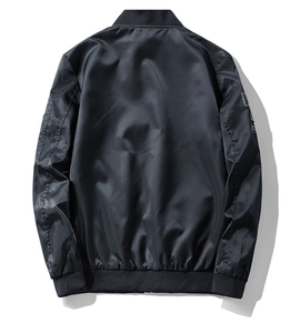 Vista posteriore del bomber nero con colletto a costine e ricami vintage sulle maniche
