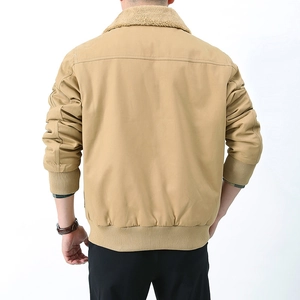 Veste aviateur cargo kaki pour homme avec col en polaire, vue de dos sur fond blanc