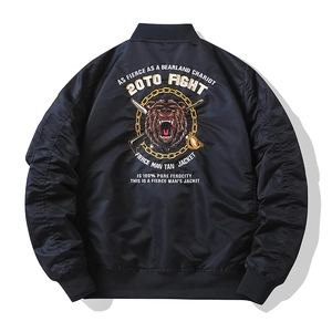 Vue détaillée du dos d'un blouson bomber noir avec broderie d'ours grizzly et d'armes