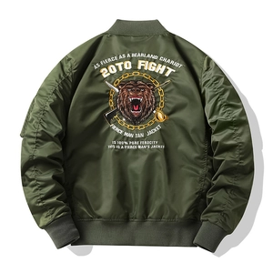 Détail de la veste bomber vert armée avec une grande broderie d'ours rugissant au dos