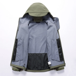Herren Outdoor-Taktikjacke in Armeegrün mit warmem grauem Polarfleece-Futter innen