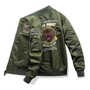 Détail du bomber vert armée avec grande broderie d'ours et poche zippée sur la manche gauche