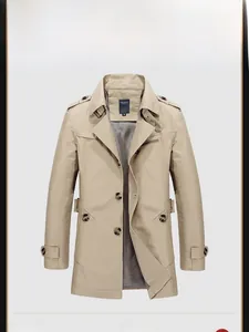 Detail eines hellbeige Trenchcoats mit Schulterklappen und klassischem Karofutter