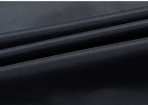 Dettaglio del tessuto twill nero della giacca bomber con trama di alta qualità
