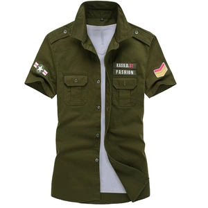 Dettaglio della camicia cargo verde militare con spalline e toppe ricamate sul petto