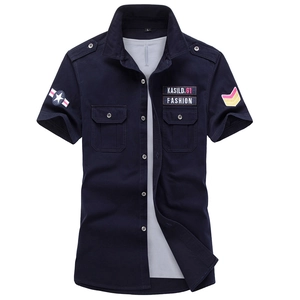Dettaglio delle spalline della camicia cargo blu navy e distintivi in stile militare