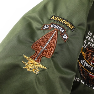 Broderie détaillée sur la manche d'un blouson aviateur vert militaire de haute qualité