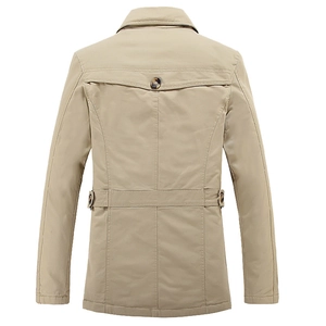 Rückansicht der khakifarbenen Herren-Windjacke aus Baumwolle mit verstellbarem Taillenriegel