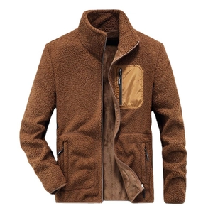 Veste homme en polaire sherpa marron avec fermeture éclair et poche poitrine contrastée