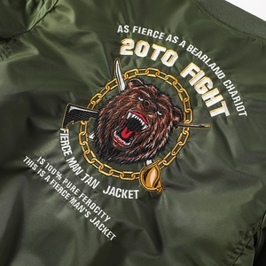 Broderie détaillée d'ours et chaînes dorées sur le dos d'un blouson aviateur vert foncé