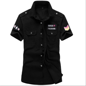 Camicia cargo nera a maniche corte da uomo con spalline e tasche sul petto stile militare