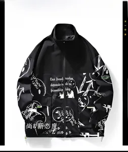 Détail de la veste noire avec texte graffiti blanc et poignets élastiques ajustés
