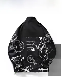 Détail de l'imprimé graffiti et texte Our Freedom sur veste noire et blanche