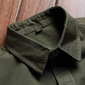 Camicia casual da uomo in cotone verde oliva con colletto classico e bottoni in metallo