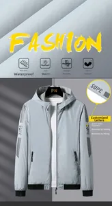 Détail macro du tissu ripstop imperméable et veste grise à capuche avec manche imprimée