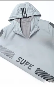 Détail de la veste de protection solaire gris clair avec doublure en maille et logo