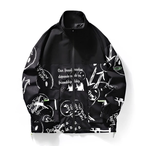 Veste noire à col montant pour homme style urbain avec imprimé graffiti blanc audacieux