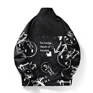 Veste streetwear noire pour homme avec col montant et imprimés graffiti blancs stylés