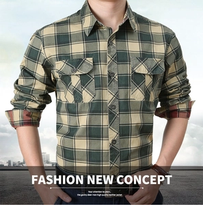 Détail d'une chemise à carreaux vert et beige avec poches poitrine et toile de coton robuste