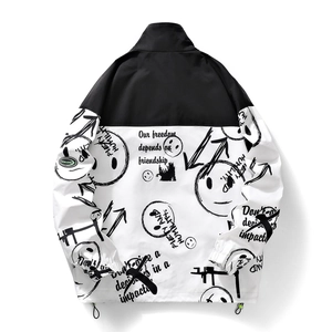 Veste homme coupe décontractée à col montant avec imprimé graffiti noir et blanc et écusson