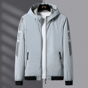 Coupe-vent de protection solaire gris clair pour homme avec capuche et imprimé lettre