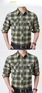 Détail d'une chemise à carreaux vert foncé avec poches à rabat et texture coton