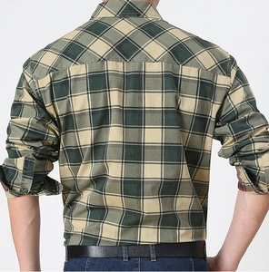 Vue détaillée de la coupe arrière et de l'alignement des carreaux sur la chemise pour hommes