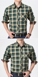 Détail du poignet d'une chemise à carreaux verts avec doublure rouge et texture coton